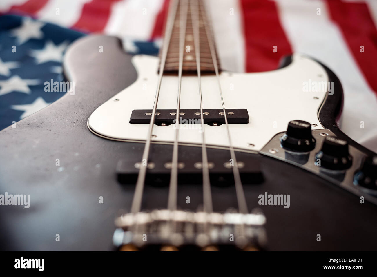 Vintage quatre cordes de guitare sur fond du drapeau américain Banque D'Images
