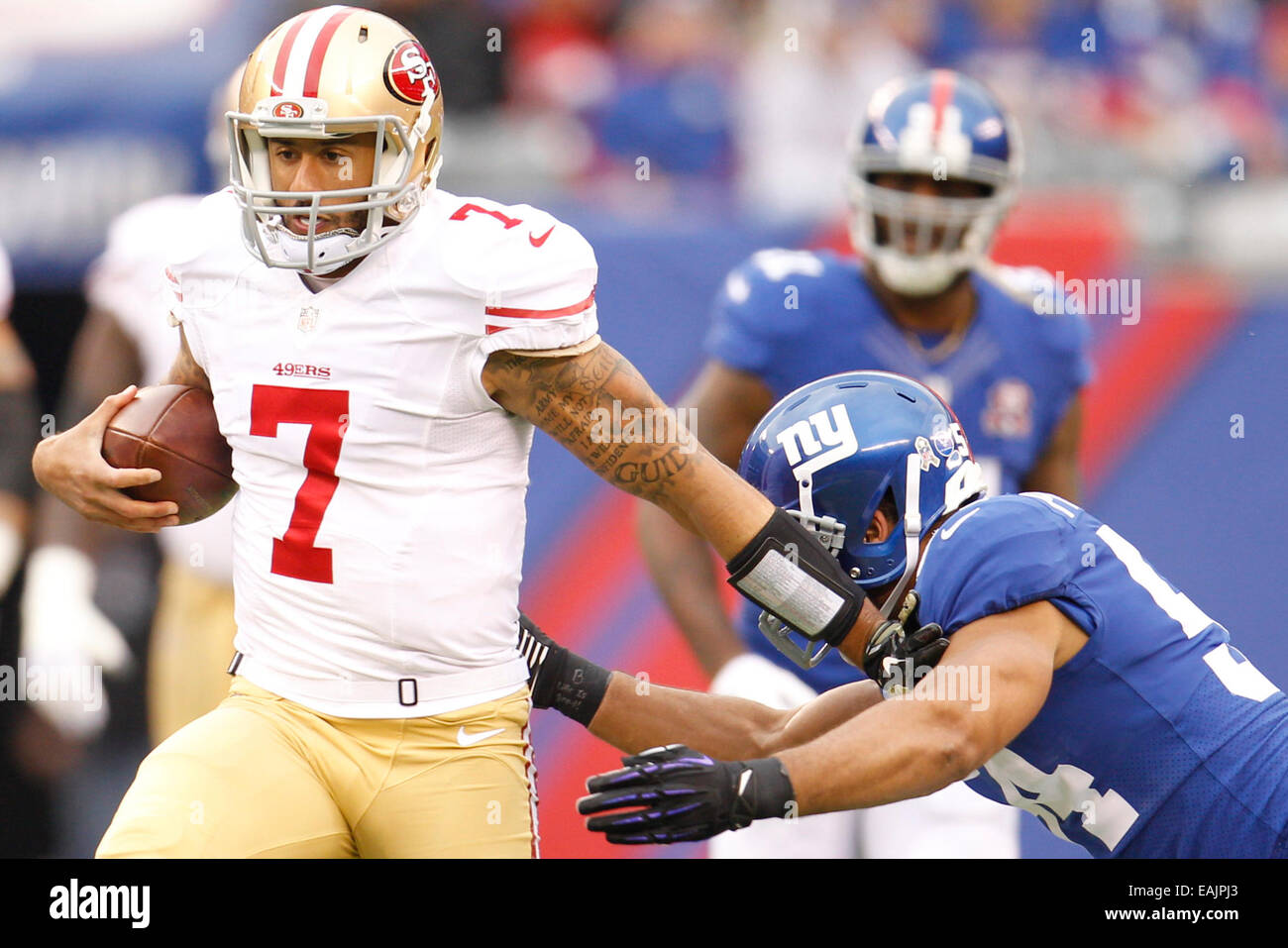 New Jersey, USA. Le 16 novembre, 2014. 16 novembre 2014 : San Francisco 49ers quarterback Colin Kaepernick (7) brouille avec le ballon tout en traitant avec les Giants de New York en dehors de secondeur Spencer Paysinger (54) au cours de la NFL match entre les San Francisco 49ers et les Giants de New York au Stade MetLife à East Rutherford, New Jersey. Les San Francisco 49ers a gagné 16-10. Credit : Cal Sport Media/Alamy Live News Banque D'Images