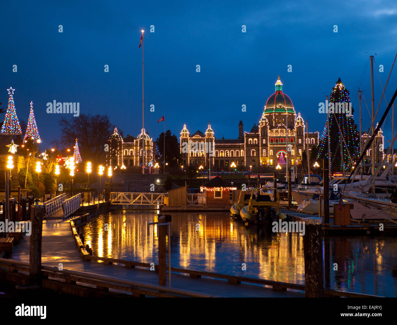 Les lumières de Noël ornent les British Columbia Parliament Building et le port intérieur de Victoria, Colombie-Britannique, Canada. Banque D'Images