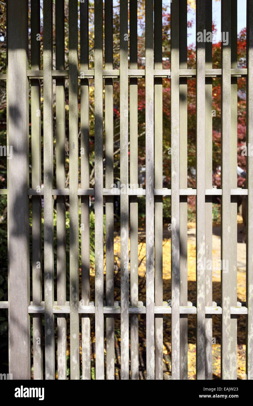 Porte de treillis de bois traditionnelle japonaise Banque D'Images