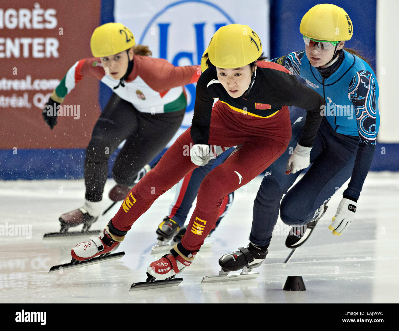 Montréal, Canada. 16 Nov, 2014. Lin Yue de Chine (avant) est suivi par Zsofia Konya de Hongrie (L) et Sofia Prosvirnova de la Russie au cours de la women's 500m finale à l'Internationale de l'ISU de patinage de vitesse sur courte piste Coupe du Monde à Montréal, Canada, du 16 novembre 2014. © Andrew Soong/Xinhua/Alamy Live News Banque D'Images