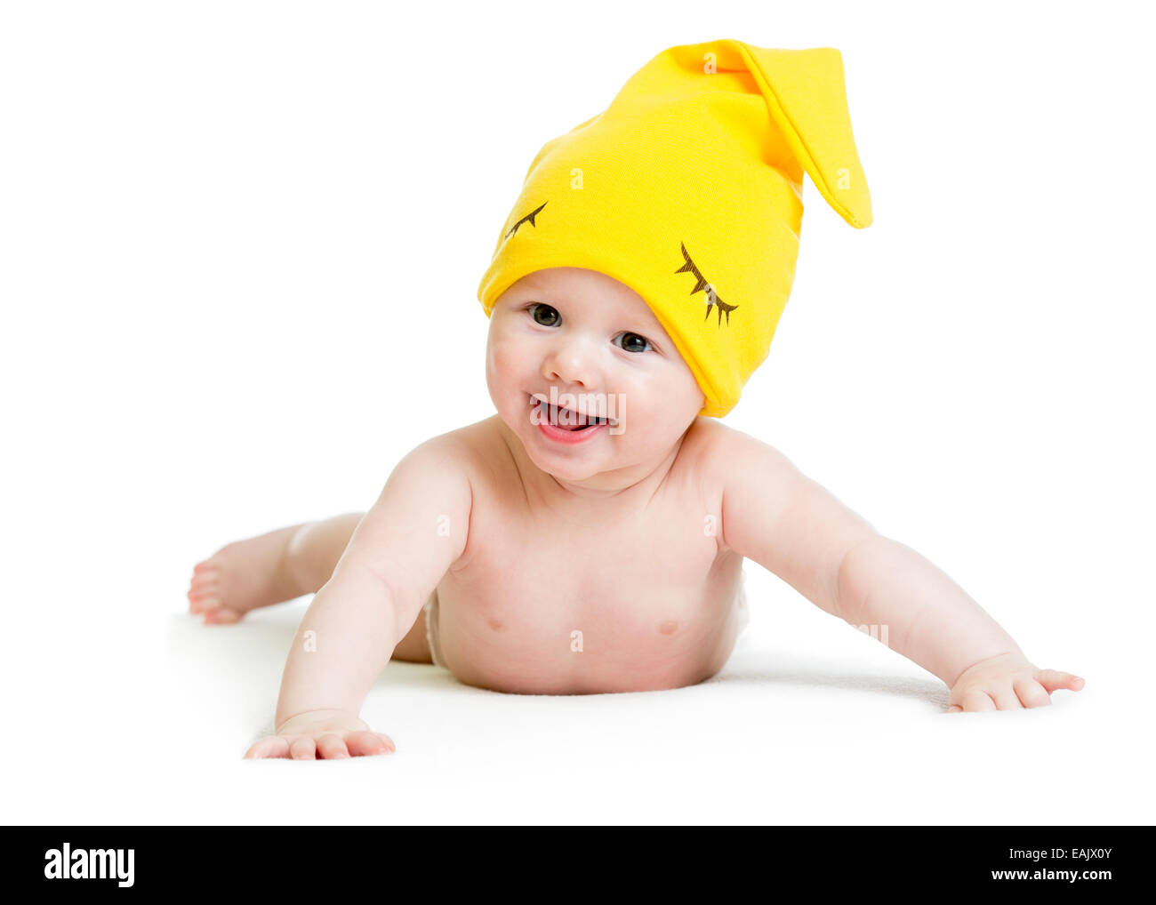 Smiling baby portée funny hat lying on stomach Banque D'Images
