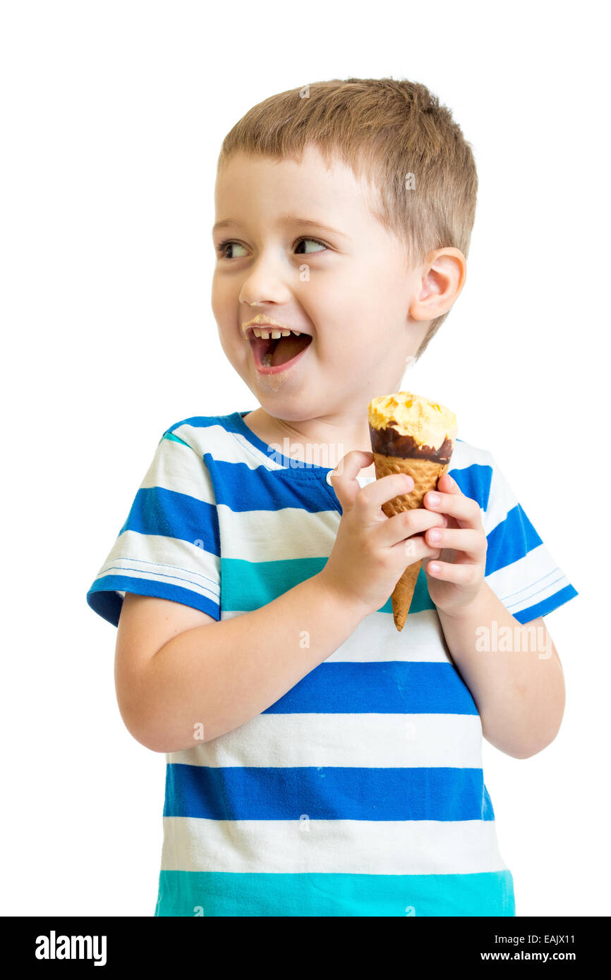 Happy kid boy eating ice-cream en studio isolated Banque D'Images