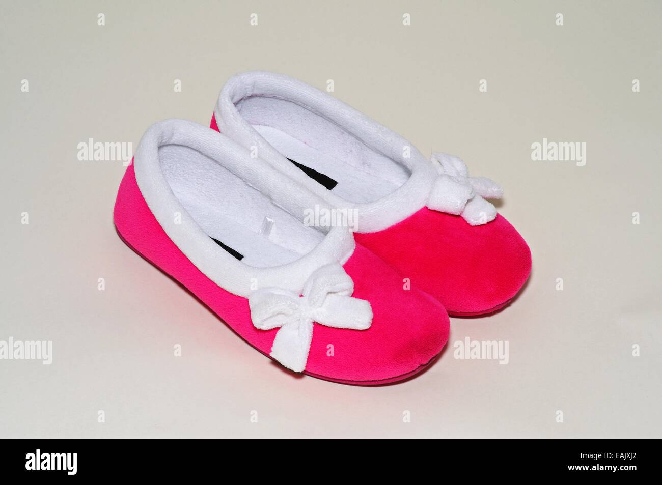 Une paire de dames rose chaussons avec garnitures blanches. Banque D'Images
