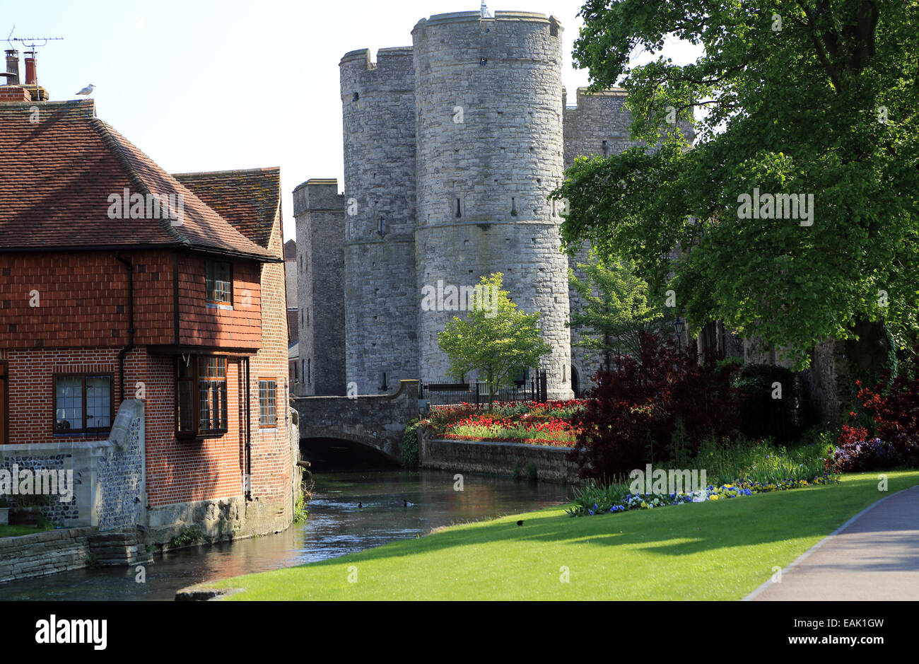 Avis de Westgate Tower et riverside de maisons jardins Westgate River promenade le long de la rivière Stour, Canterbury, Kent, Angleterre Banque D'Images