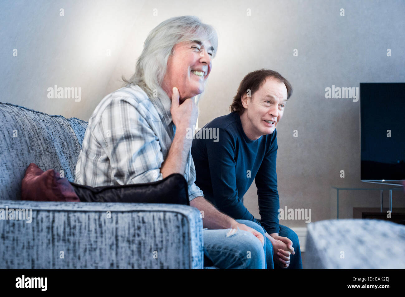 Musiciens Cliff Williams (L) et de l'Australienne Angus Young de AC/DC talk pendant une entrevue à Duesseldorf, Allemagne, 06 novembre 2014. Le groupe va sortir son album maintenant le 28 novembre 2014. Photo : afp/Simaitis Marcus Banque D'Images