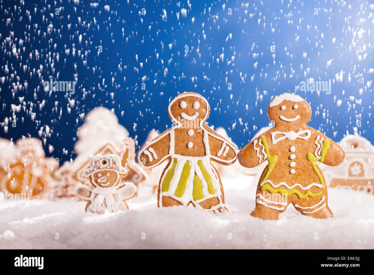 Macro photo de gingerbread village avec chute de neige Banque D'Images