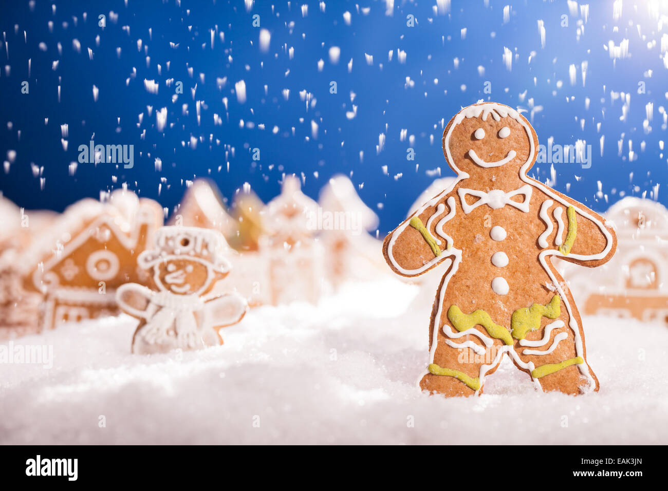 Macro photo de gingerbread village avec chute de neige Banque D'Images