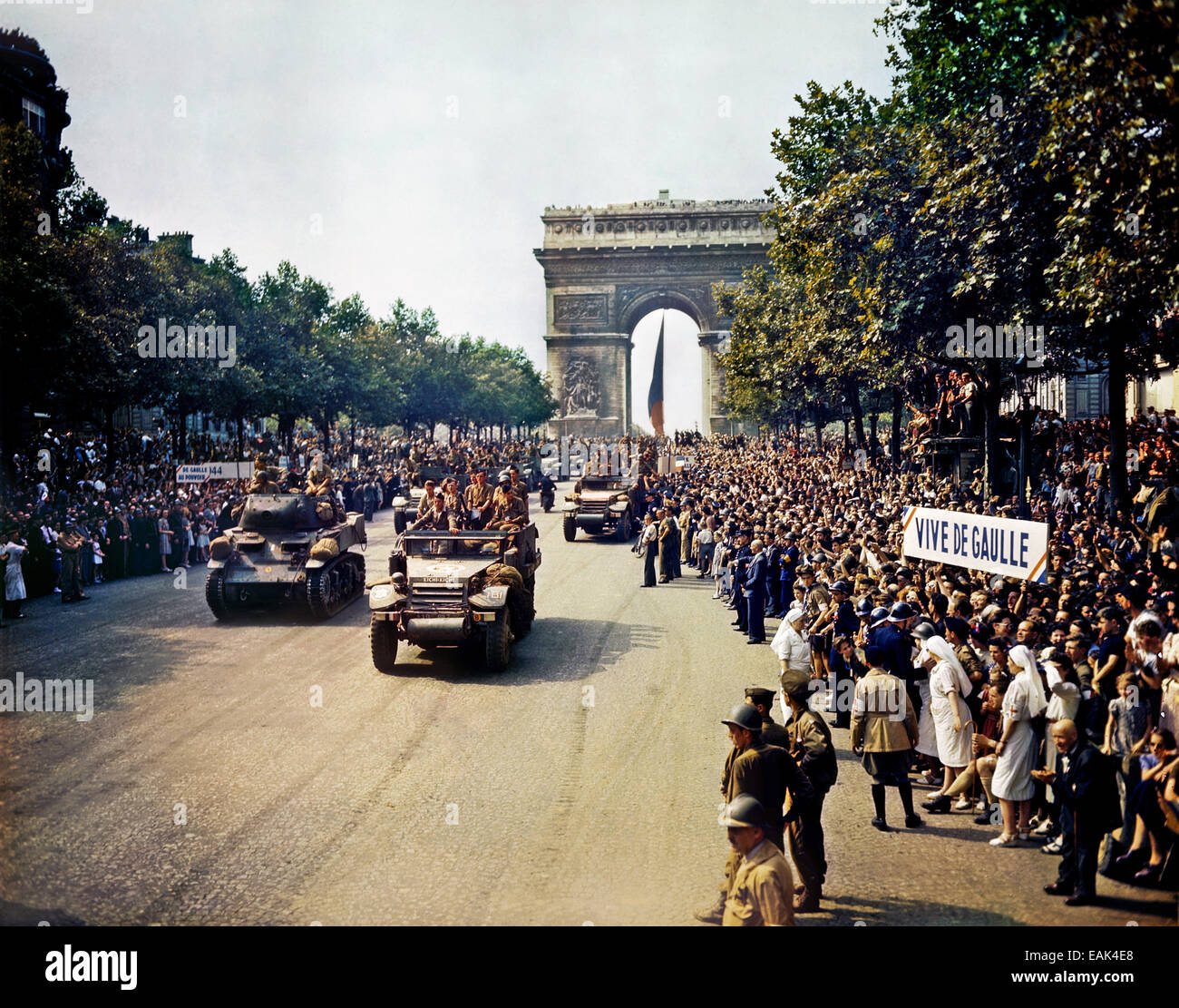 Libération de PARIS 26 août 1944. Des chars français gratuit avec half-tracks de Leclerc 2e Division blindée sur les Champs Elysées Banque D'Images