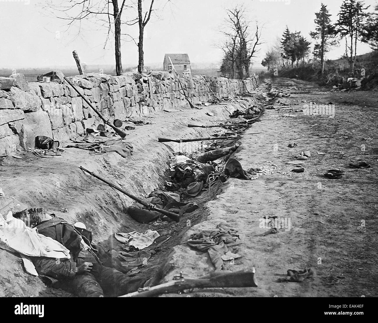 Bataille de CHANCELLORSVILLE Mai 1863. Confederate dead derrière mur de pierre à la Mayre Heights, Fredericksburg. Andrew Russell Photo Banque D'Images