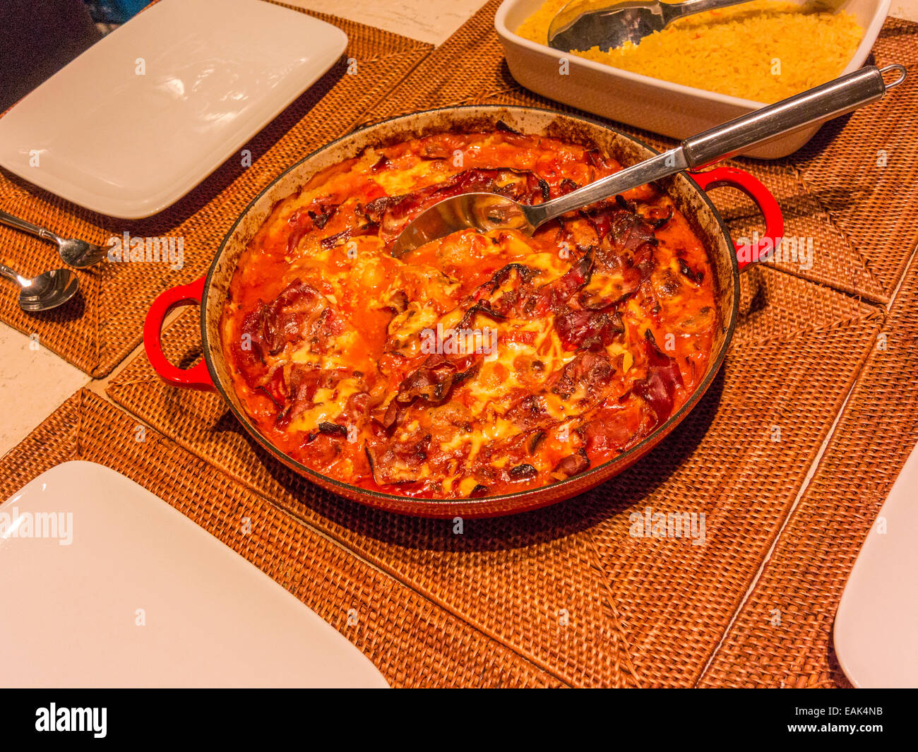 La nourriture, l'amour de la nourriture, table à manger avec des boulettes de viande et la Pancetta avec légume riz sur le menu. Banque D'Images