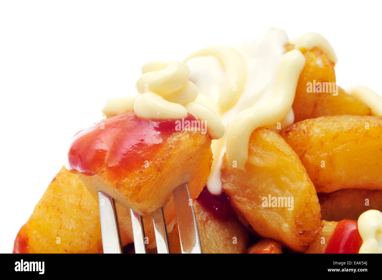 Libre de certains plats typiques espagnols patatas bravas, pommes de terre sautées avec une sauce chaude, sur un fond blanc Banque D'Images