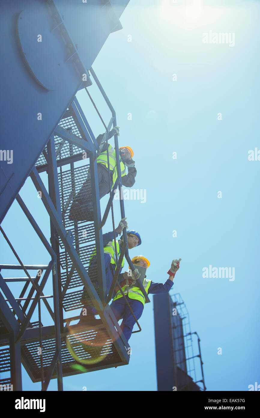 Low angle view de travailleur et d'hommes d'affaires sur le cargo crane Banque D'Images