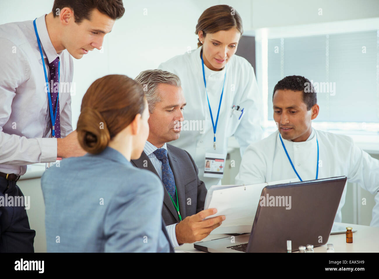 Les scientifiques et les gens parler dans la salle de conférence Banque D'Images
