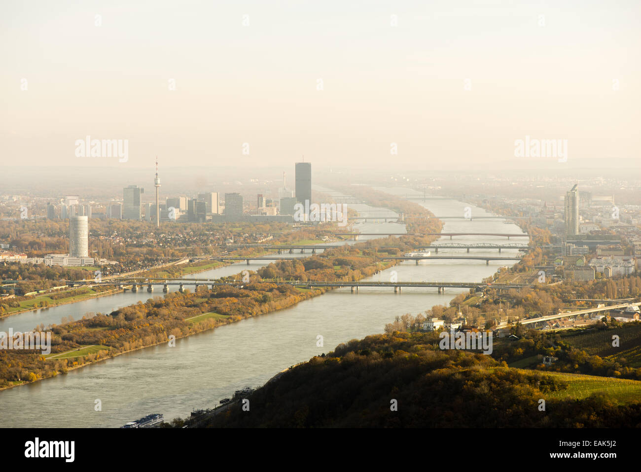 Vue de la ville de Vienne Danube mountain Leopoldsberg, Autriche, Vienne, ville du Danube Banque D'Images