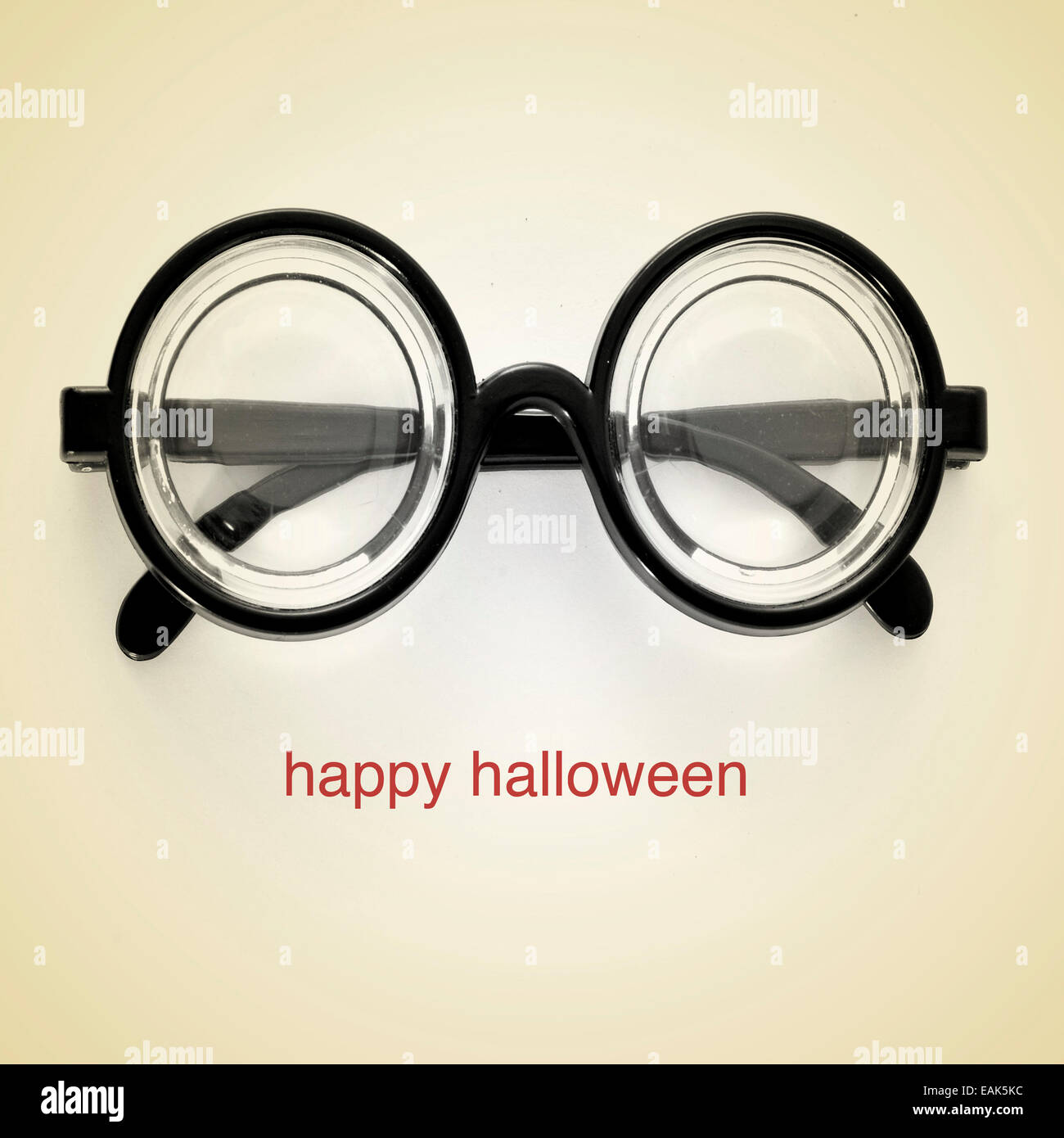 Photo de courte vue lunettes et la phrase happy Halloween sur un fond beige, avec un effet rétro Banque D'Images