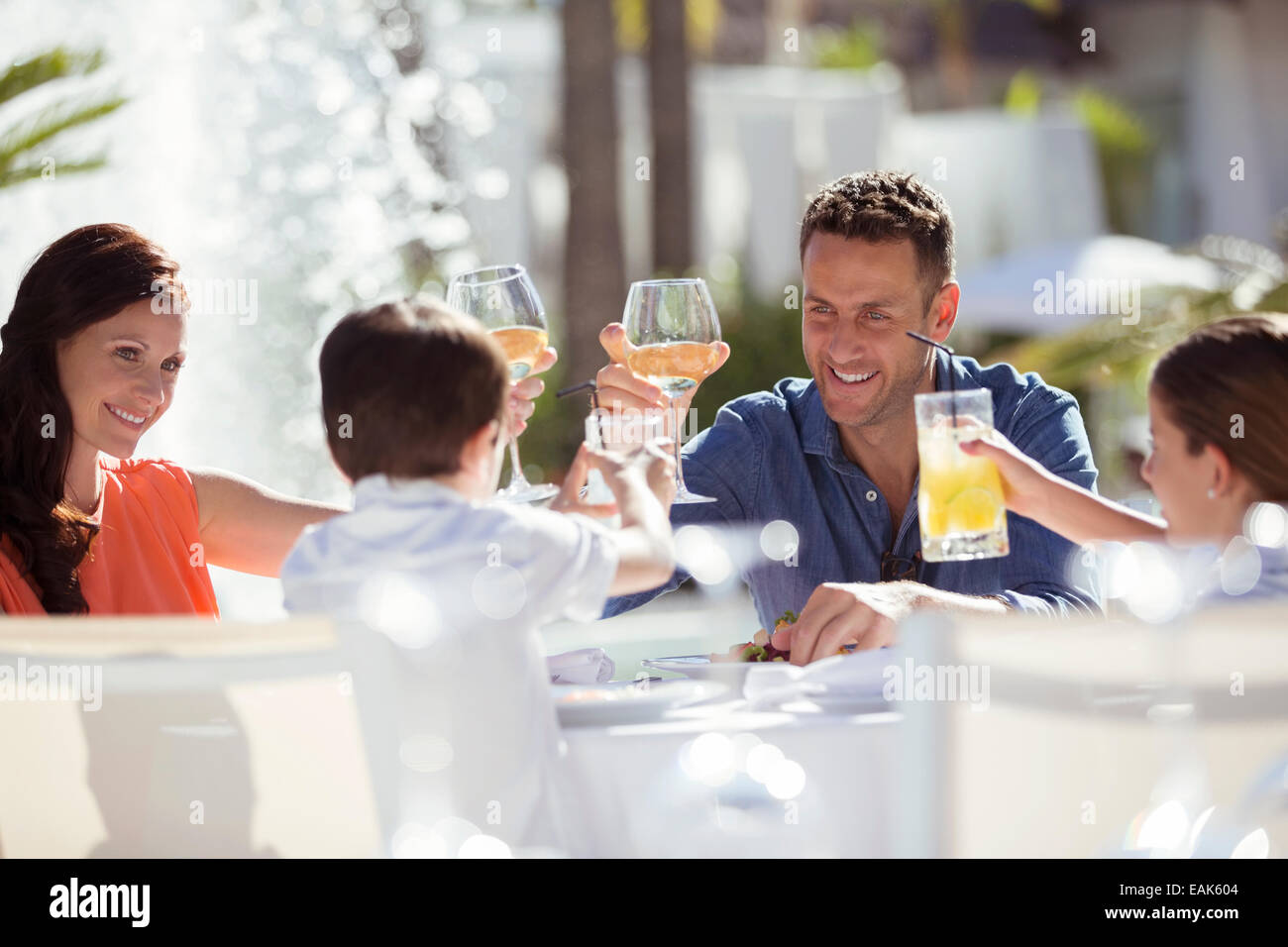 Famille avec deux enfants à l'extérieur table toast sensibilisation Banque D'Images