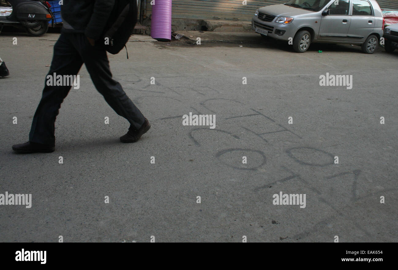 Srinagar, Cachemire indien : 17 Cachemiriens à pied dans les rues anti - Election graffti adoms une route dans une zone de la première phase à Srinagar Electons Assemblée Générale le 25 novembre Crédit : Sofi Suhail /Alamy Live News ) Banque D'Images