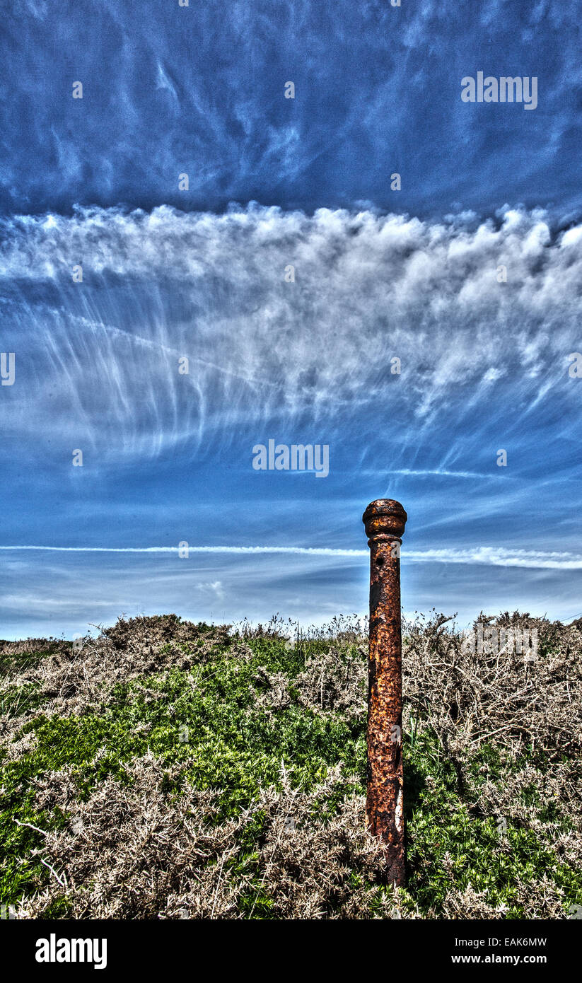 Une couleur paysage, photo en format portrait doté d''une cheminée et dramatique nuages. La photo a été tourné en couleur Banque D'Images