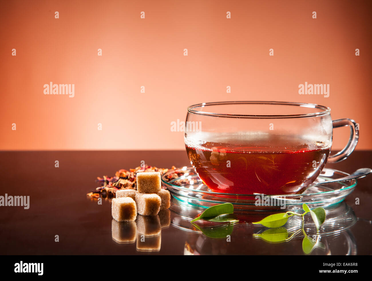 Tasse de thé sur le verre avec fond orange Banque D'Images