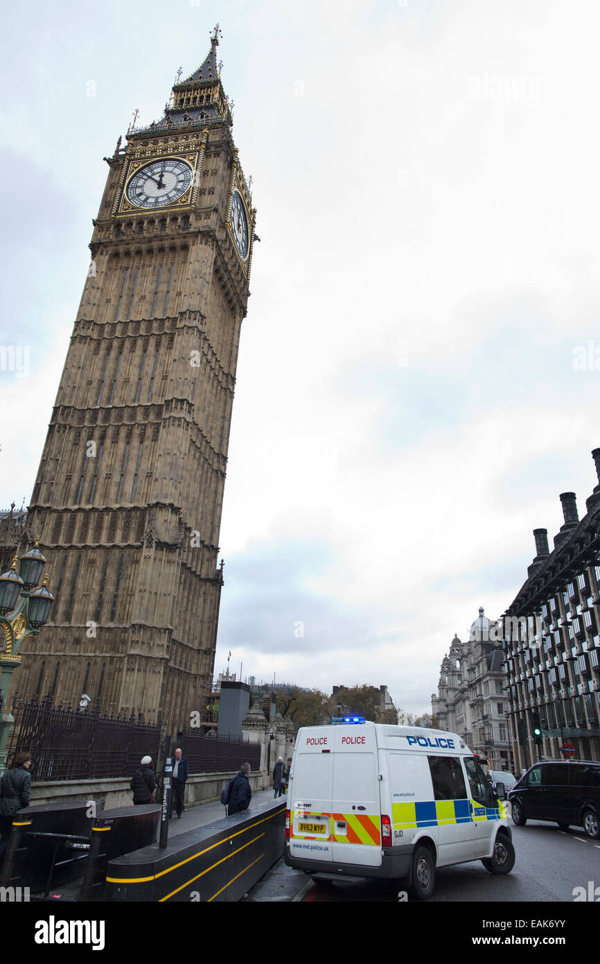 Le Parlement Alerte à la bombe, Londres, Royaume-Uni. 17 novembre, 2014. Parties du Parlement et de Portcullis House dans Whitehall sont aujourd'hui évacués en raison de l'alerte à la bombe, après un paquet suspect a été trouvé London, UK Crédit : Jeff Gilbert/Alamy Live News Banque D'Images