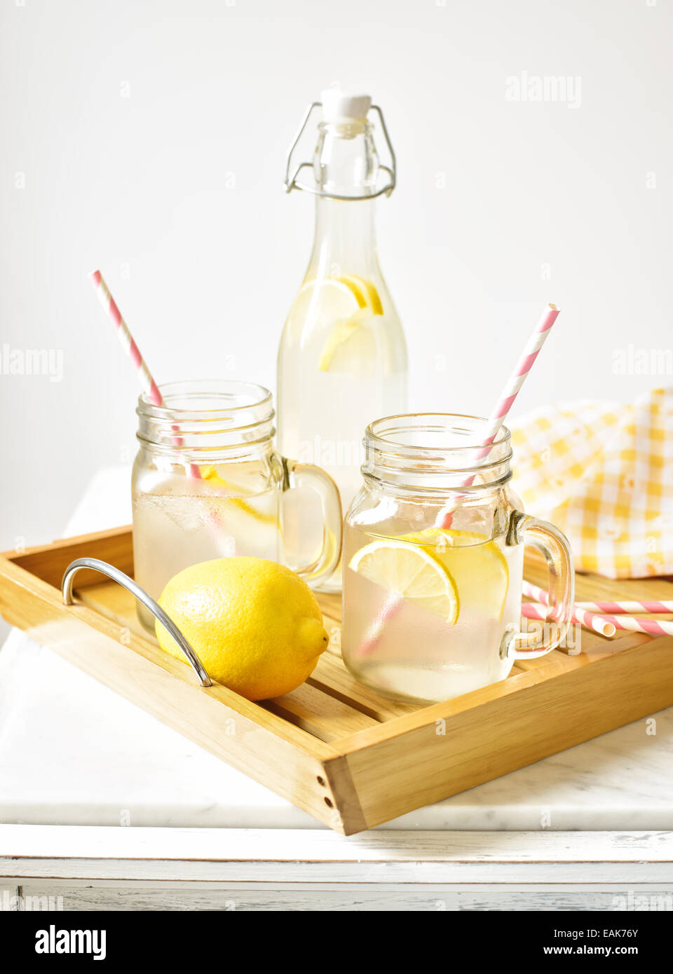 Boissons citron avec paille en bois sur plateau de service Banque D'Images