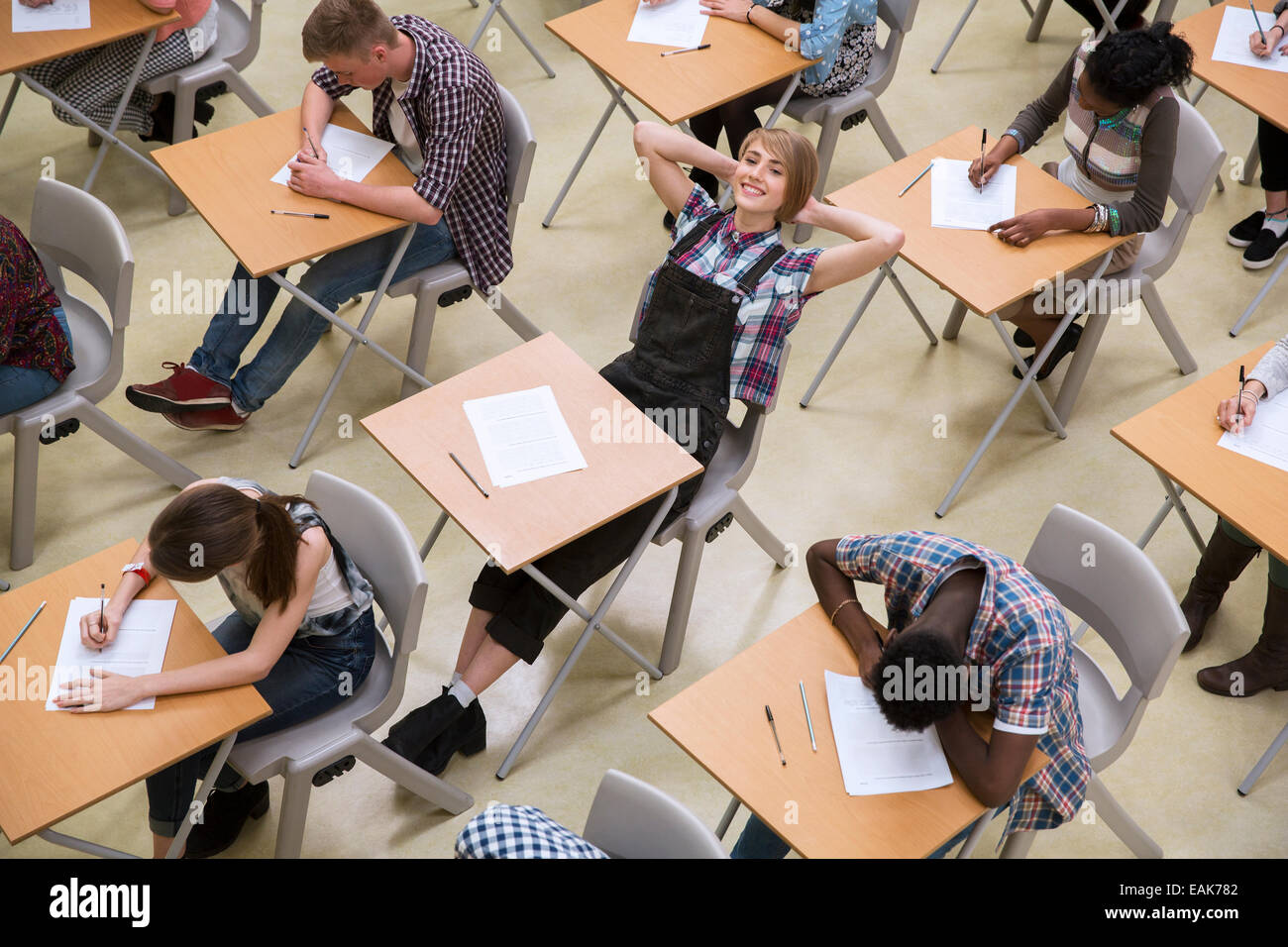 Les élèves qui préparent leur examen GCSE in classroom Banque D'Images