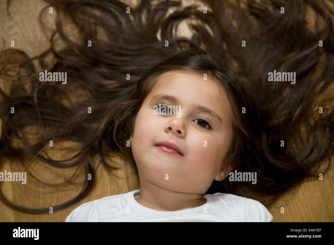 Portrait de jeune fille allongée sur le dos Banque D'Images