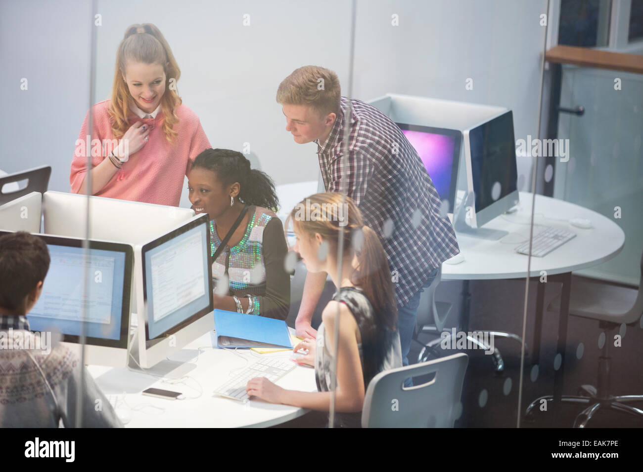 Smiling students learning in computer room Banque D'Images