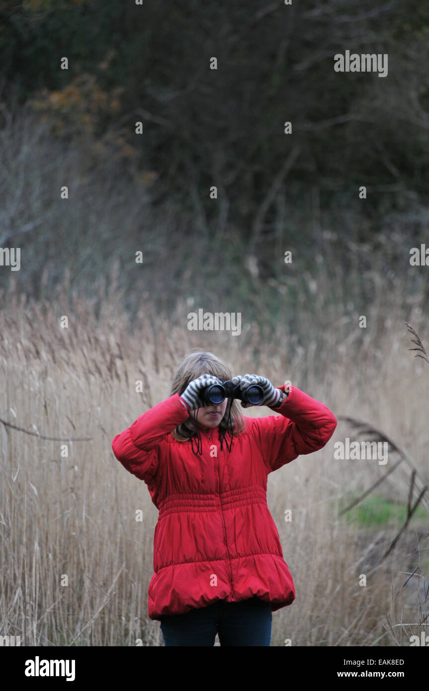 Une jeune fille de 12 ans à la recherche pour les oiseaux à travers une paire de jumelles Banque D'Images