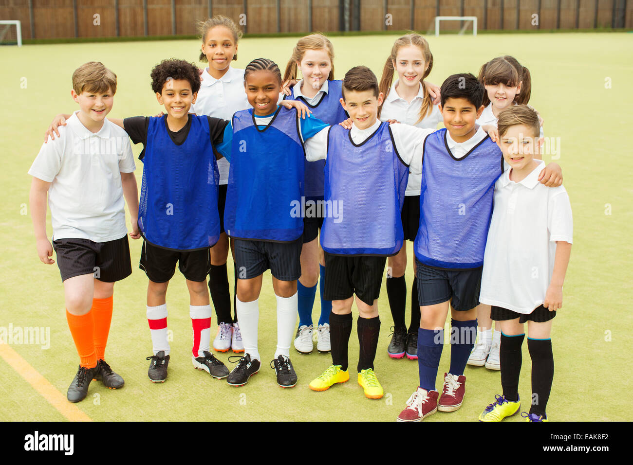 Portrait de groupe d'enfants portant des uniformes de sport à l'école de sport permanent Banque D'Images