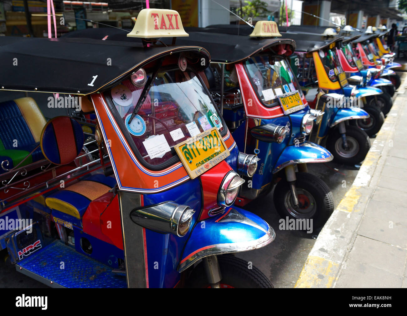 Rangée de tuk-tuks, Bangkok, Thaïlande Banque D'Images