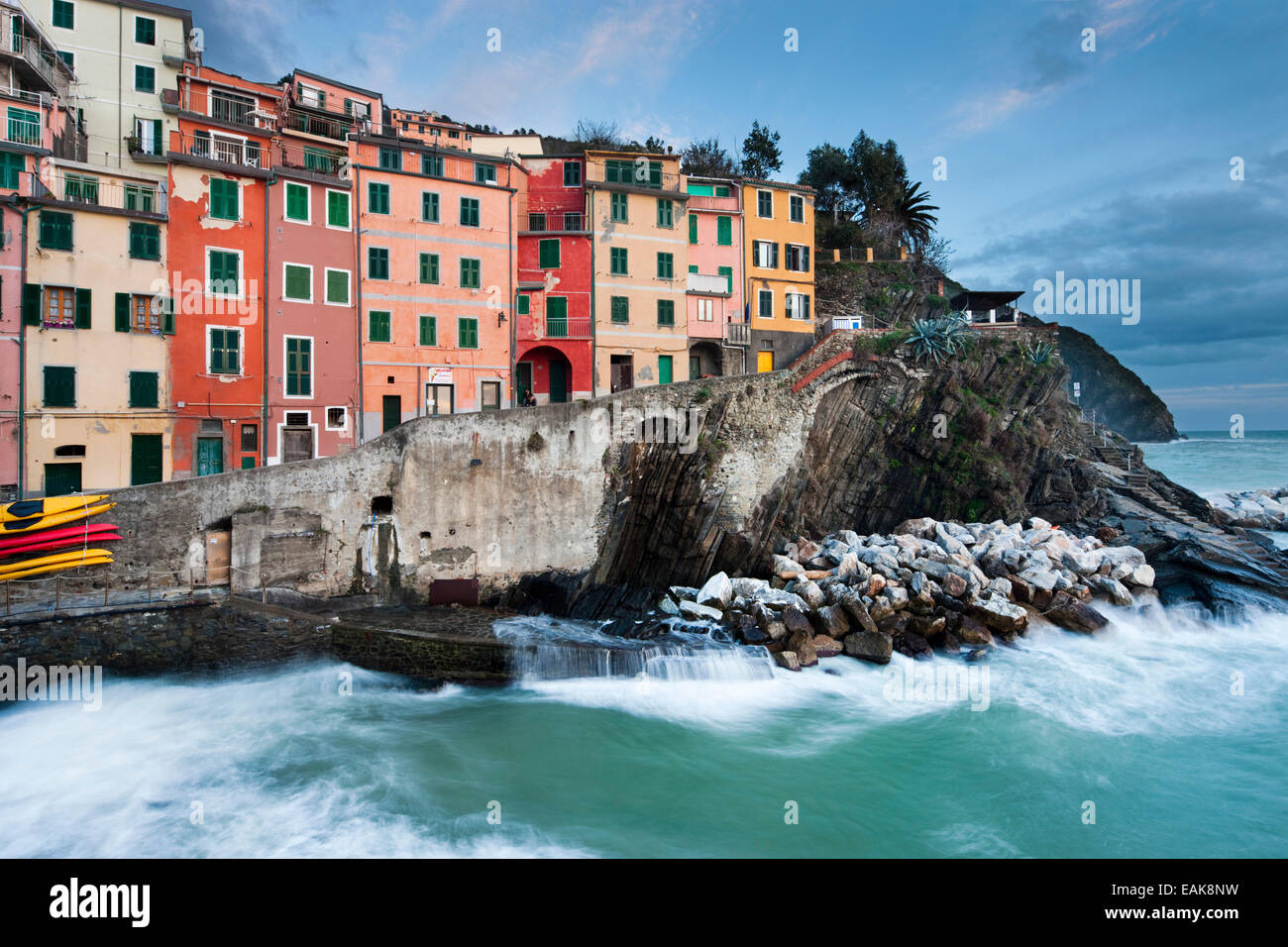 Maisons colorées sur la côte rocheuse, l'UNESCO Patrimoine Culturel Mondial, Riomaggiore, Cinque Terre, ligurie, italie Banque D'Images