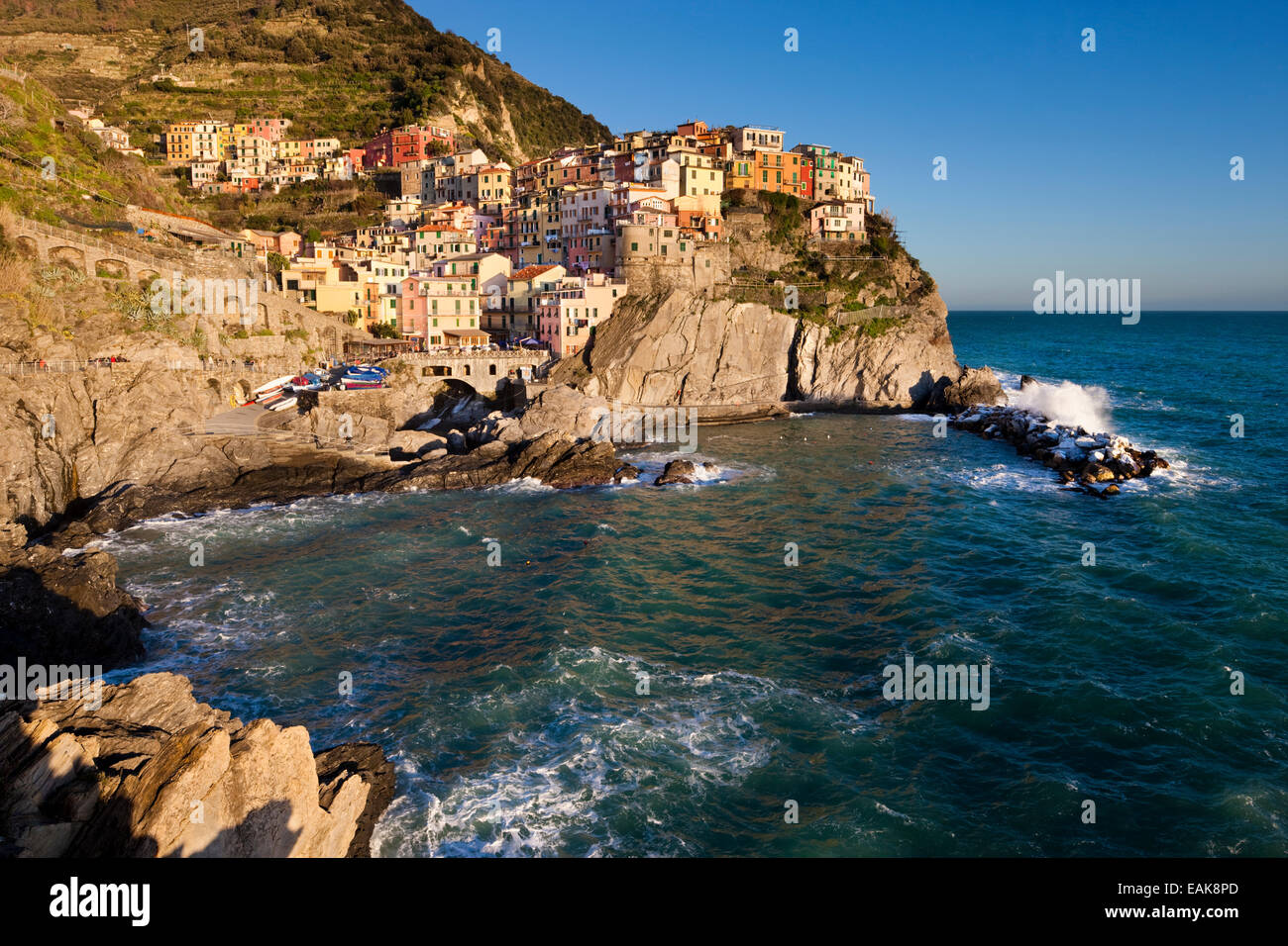 Maisons de Manarola sur la côte rocheuse, l'UNESCO Patrimoine Culturel Mondial, Manarola, Cinque Terre, ligurie, italie Banque D'Images