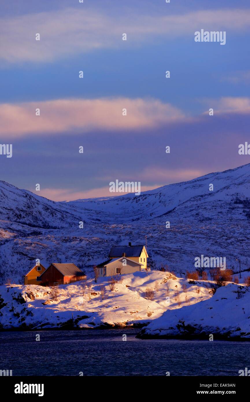 Village de pêcheurs à côté d'un fjord avec montagnes enneigées, Sommeroya ‪Troms, Tromsø, Norvège du Nord, Norvège, Banque D'Images