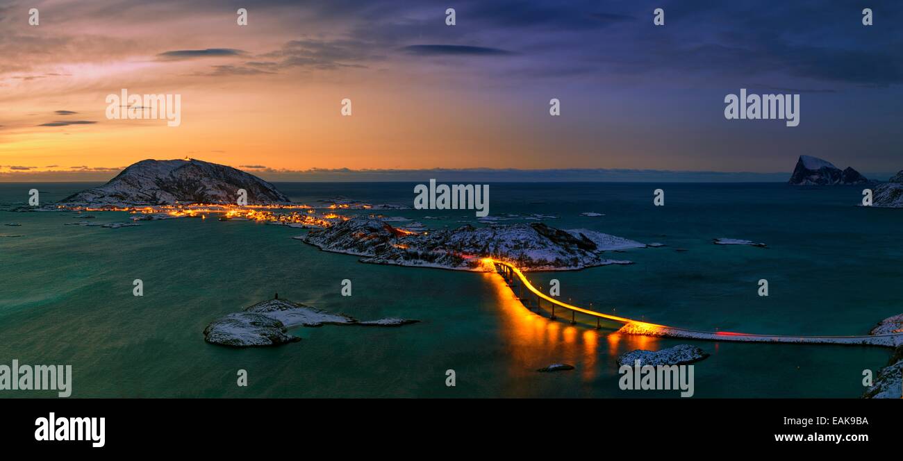 Fjord avec un pont lumineux en hiver, au coucher du soleil, Sommeroya ‪Troms, Tromsø, Norvège du Nord, Norvège Banque D'Images