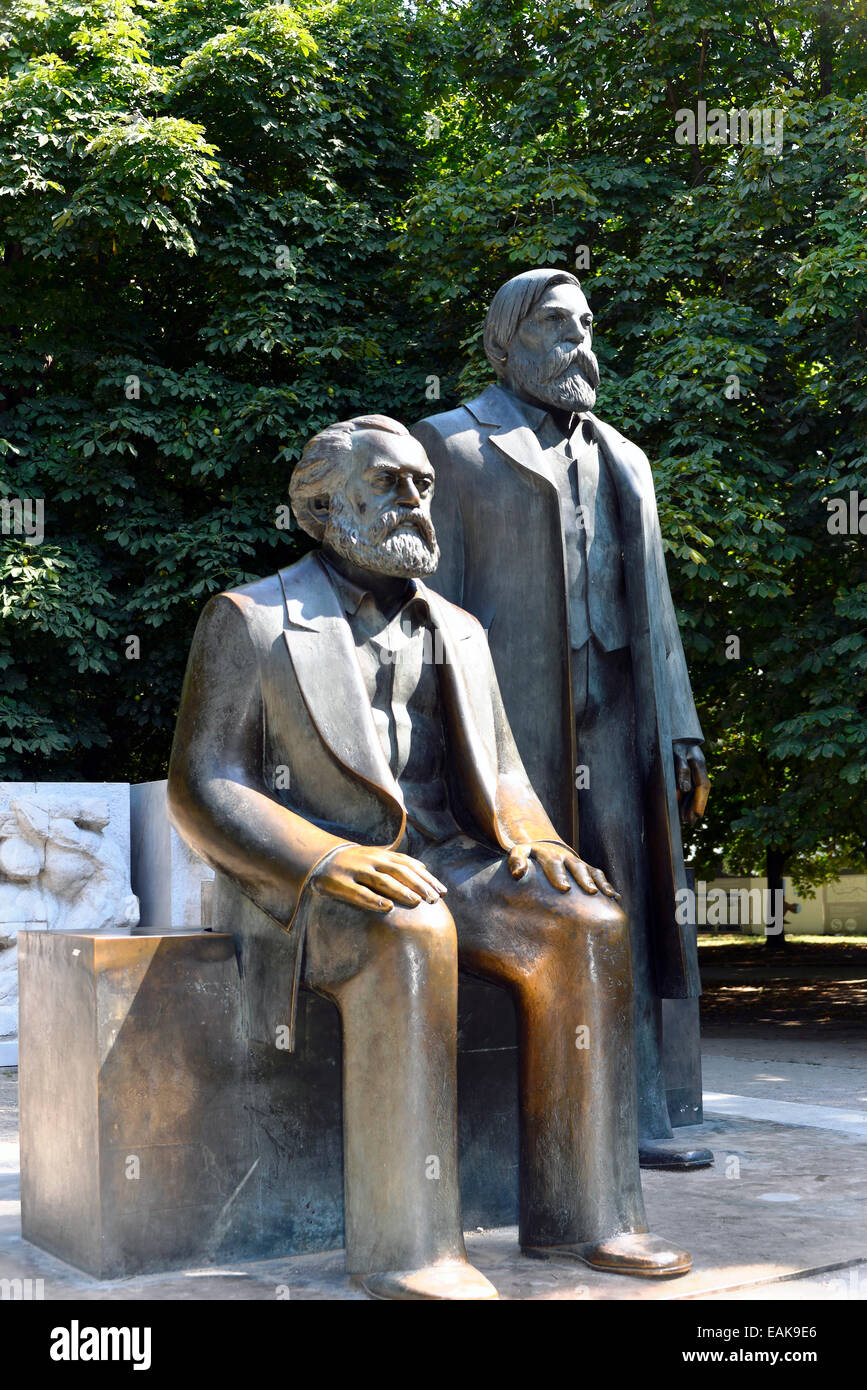 Des statues en bronze de Karl Marx et Friedrich Engels, Forum de Marx-Engels, parc public, Berlin, Berlin, Allemagne Banque D'Images