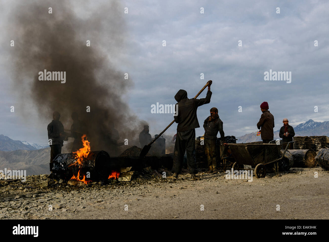 Travaux de construction de routes, fait dans de très mauvaises conditions pour les travailleurs, Leh, Ladakh, le Jammu-et-Cachemire, l'Inde Banque D'Images