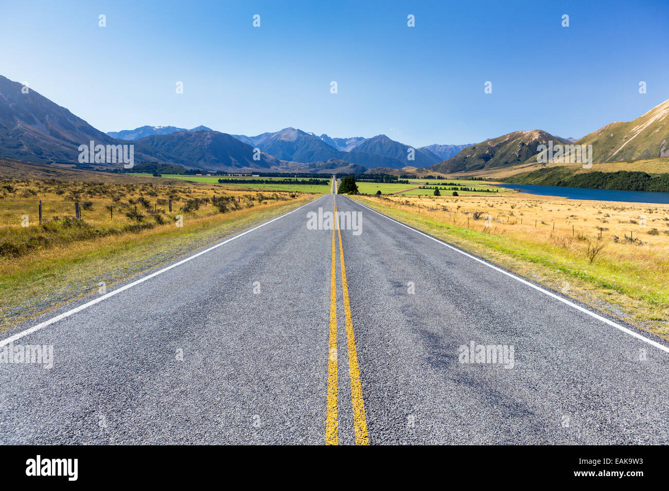 La longue ligne droite de la route de la côte ouest du lac Grasmere, passant de 73 Mt. Horrible, 1234m, à l'arrière, région de Canterbury, Nouvelle-Zélande Banque D'Images