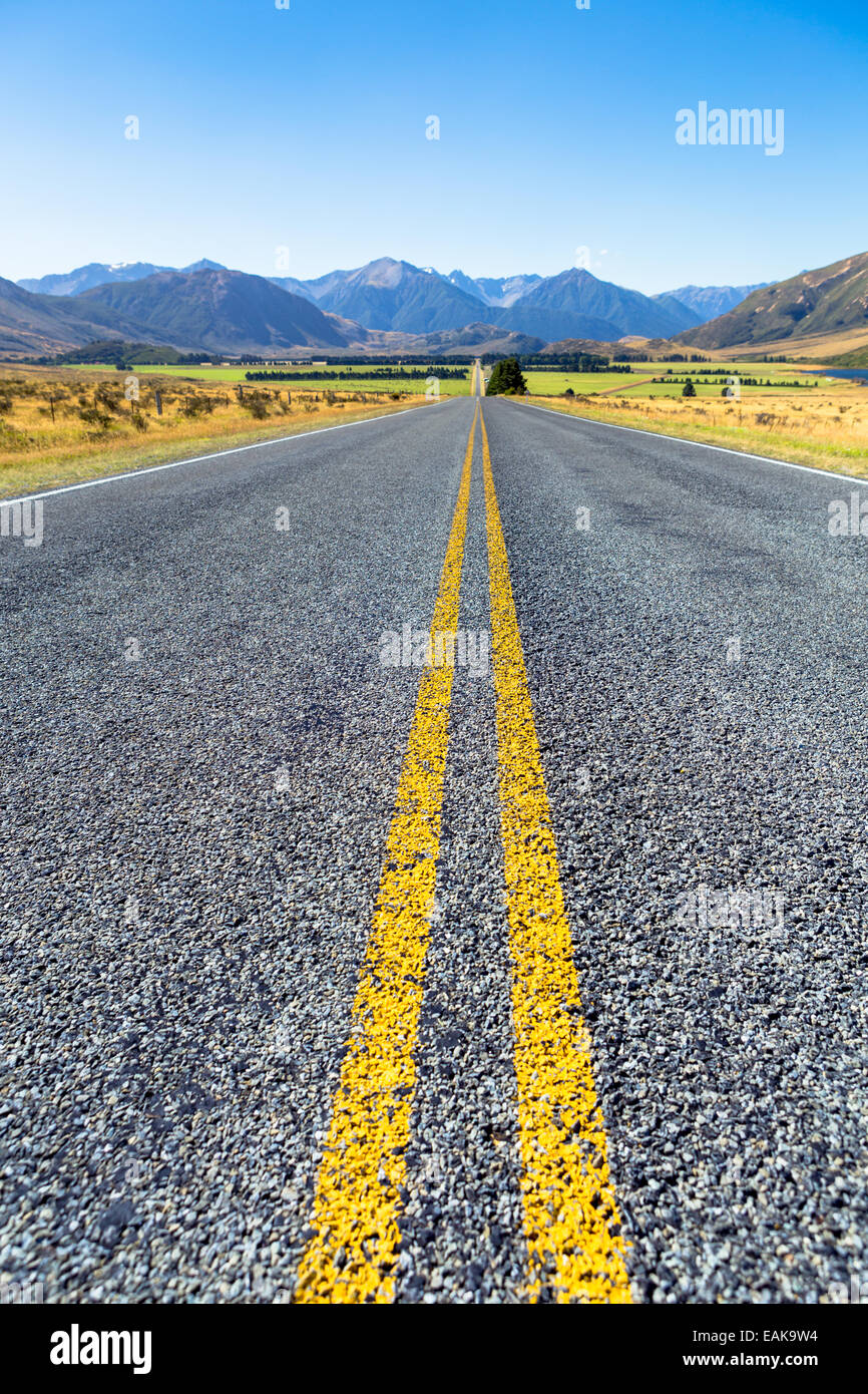 La longue ligne droite de la route de la côte ouest, 73 Mt. Horrible, 1234m, à l'arrière, région de Canterbury, Nouvelle-Zélande Banque D'Images