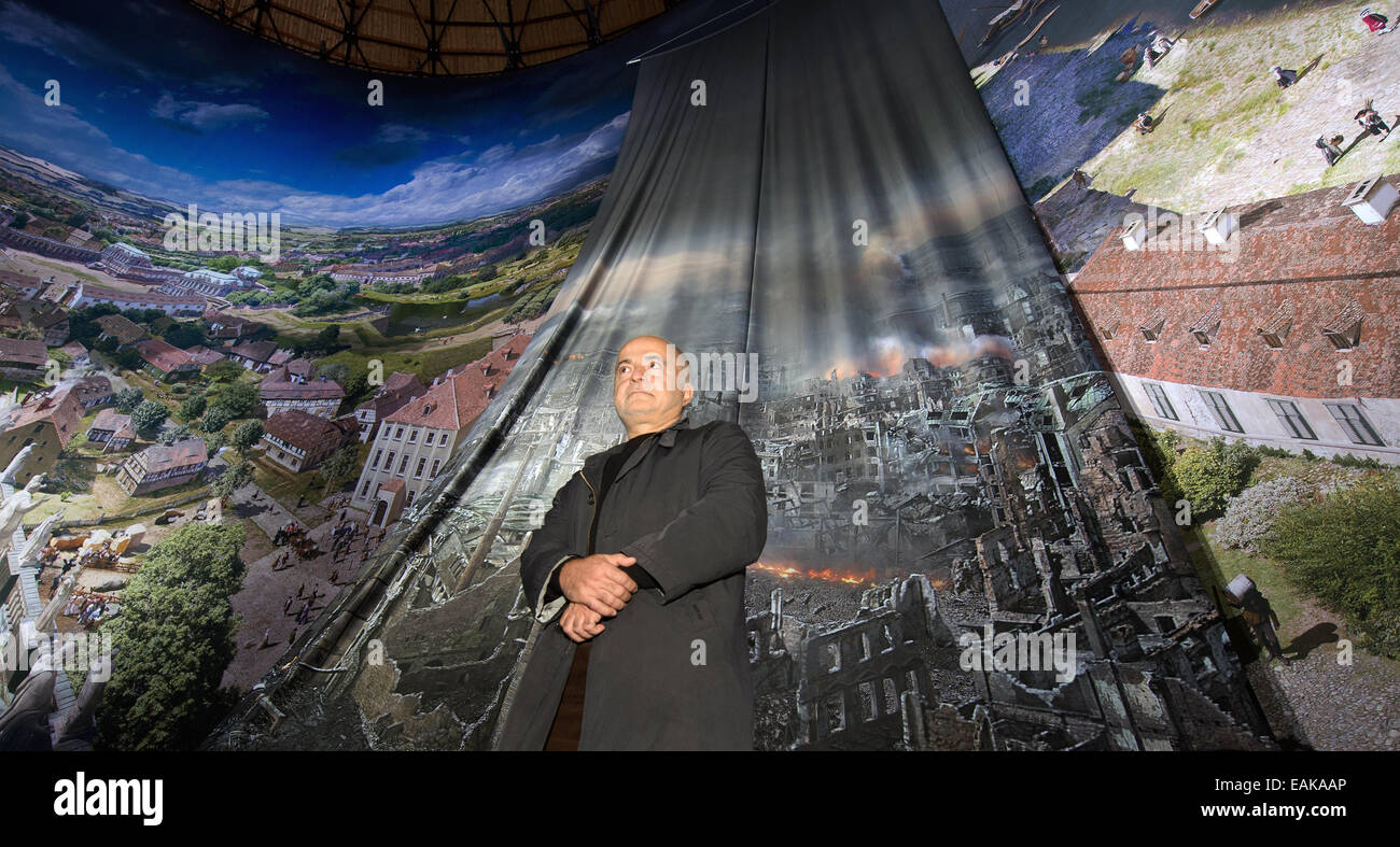 Yadegar Asisi artiste Panorama au cours d'une conférence de presse présentant son test d'impression du nouveau panorama à 360 degrés 'Dresden 1945 - tragédie et l'espoir d'une ville européenne" au Panometer à Dresde, Allemagne, 17 novembre 2014. Asisi trié les 6 mètres de large et 26 mètres de long morceaux et donne des informations sur le concept et le design. L'ouverture de la nouvelle exposition est de 24 janvier 2015. Photo : ARNO BURGI/dpa Banque D'Images