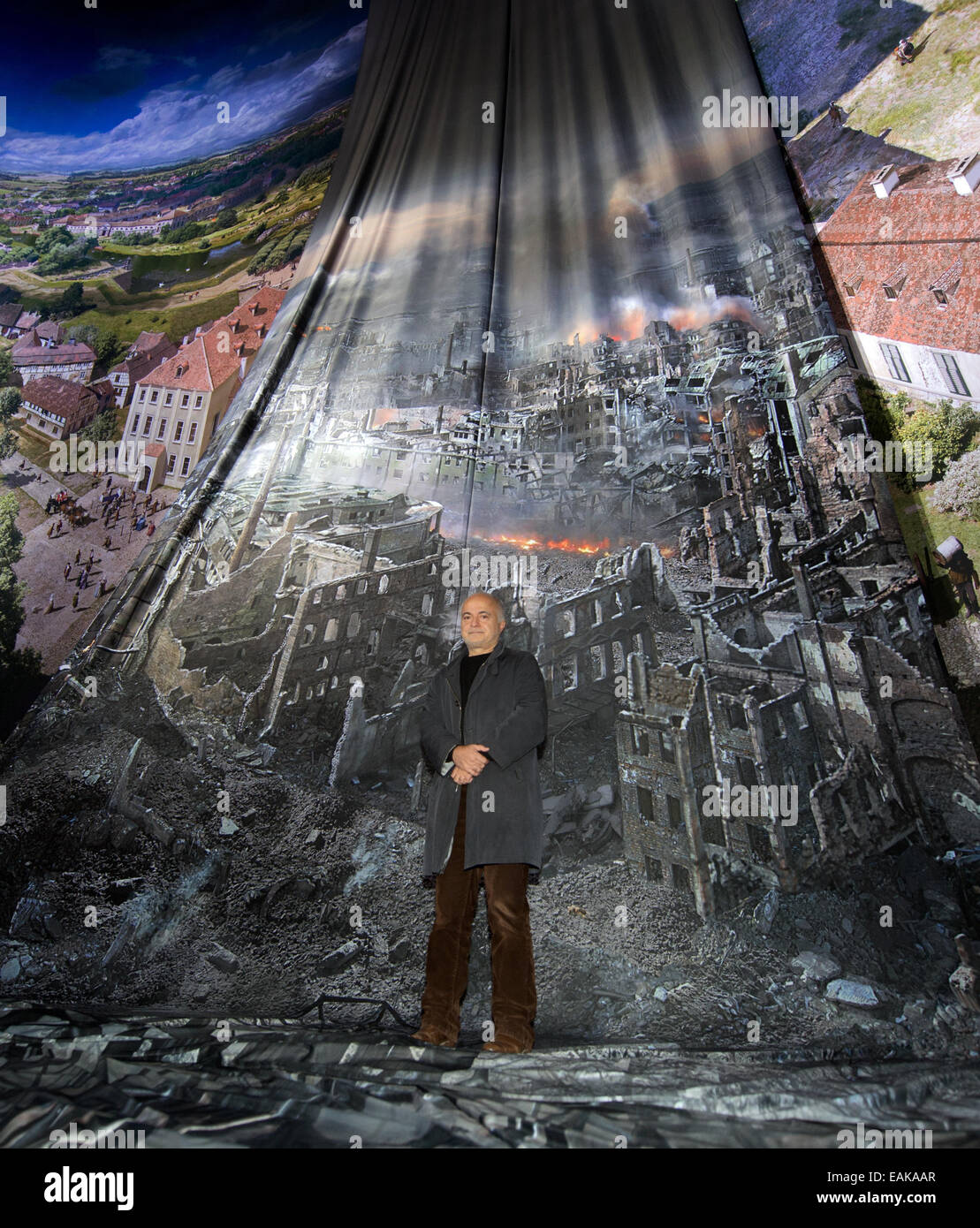 Yadegar Asisi artiste Panorama au cours d'une conférence de presse présentant son test d'impression du nouveau panorama à 360 degrés 'Dresden 1945 - tragédie et l'espoir d'une ville européenne" au Panometer à Dresde, Allemagne, 17 novembre 2014. Asisi trié les 6 mètres de large et 26 mètres de long morceaux et donne des informations sur le concept et le design. L'ouverture de la nouvelle exposition est de 24 janvier 2015. Photo : ARNO BURGI/dpa Banque D'Images