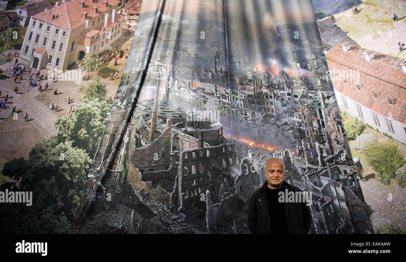 Yadegar Asisi artiste Panorama au cours d'une conférence de presse présentant son test d'impression du nouveau panorama à 360 degrés 'Dresden 1945 - tragédie et l'espoir d'une ville européenne" au Panometer à Dresde, Allemagne, 17 novembre 2014. Asisi trié les 6 mètres de large et 26 mètres de long morceaux et donne des informations sur le concept et le design. L'ouverture de la nouvelle exposition est de 24 janvier 2015. Photo : ARNO BURGI/dpa Banque D'Images