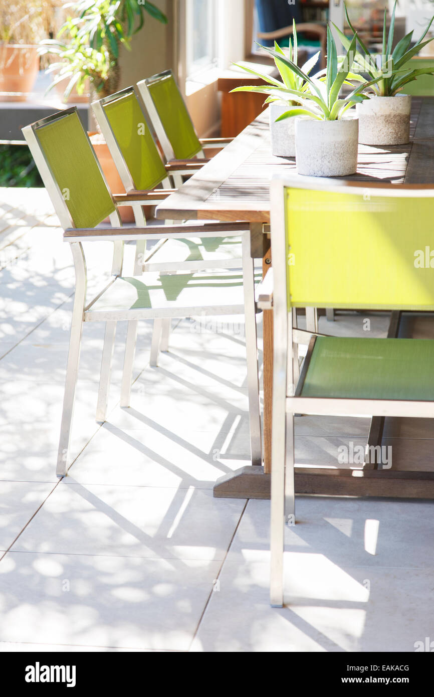 Chaises et table avec des plantes en pot sur le patio Banque D'Images