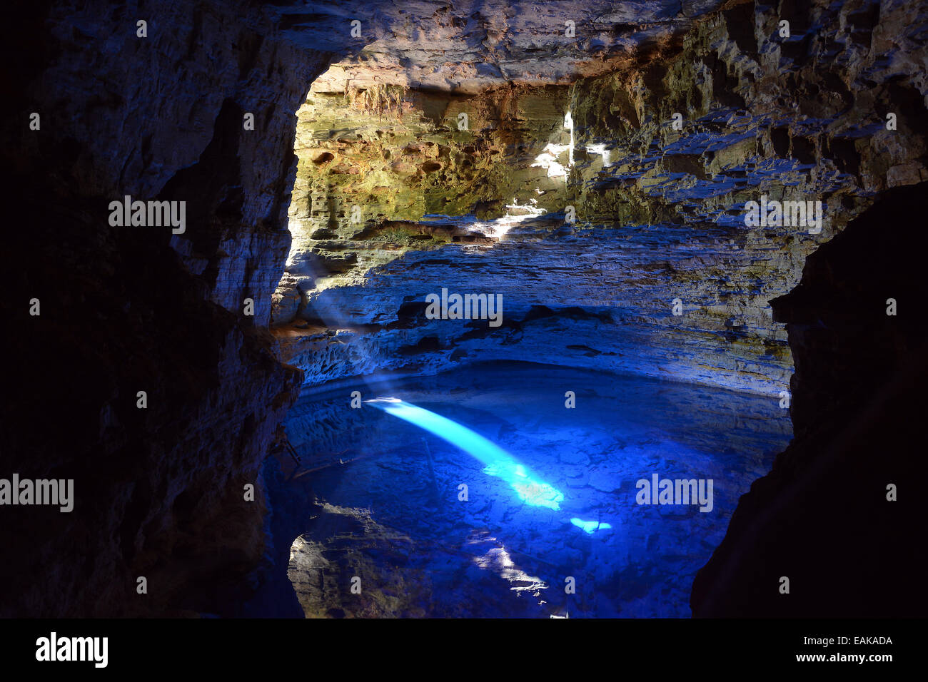 La grotte colorée Poco Encantado avec rayons de lumière, les montagnes de Chapada Diamantina, Bahia, Brésil Banque D'Images