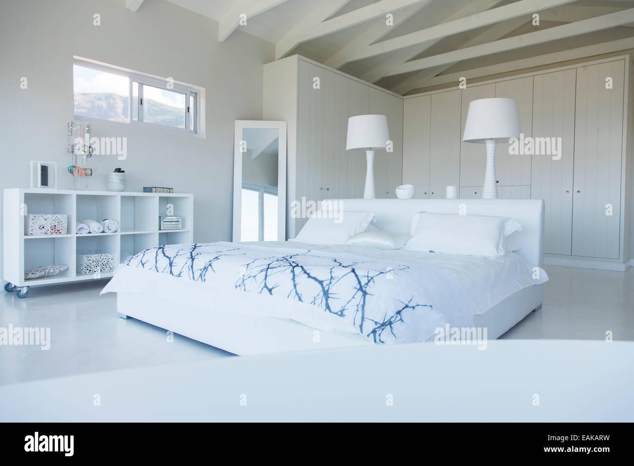 L'intérieur moderne chambre blanche avec un lit double Banque D'Images