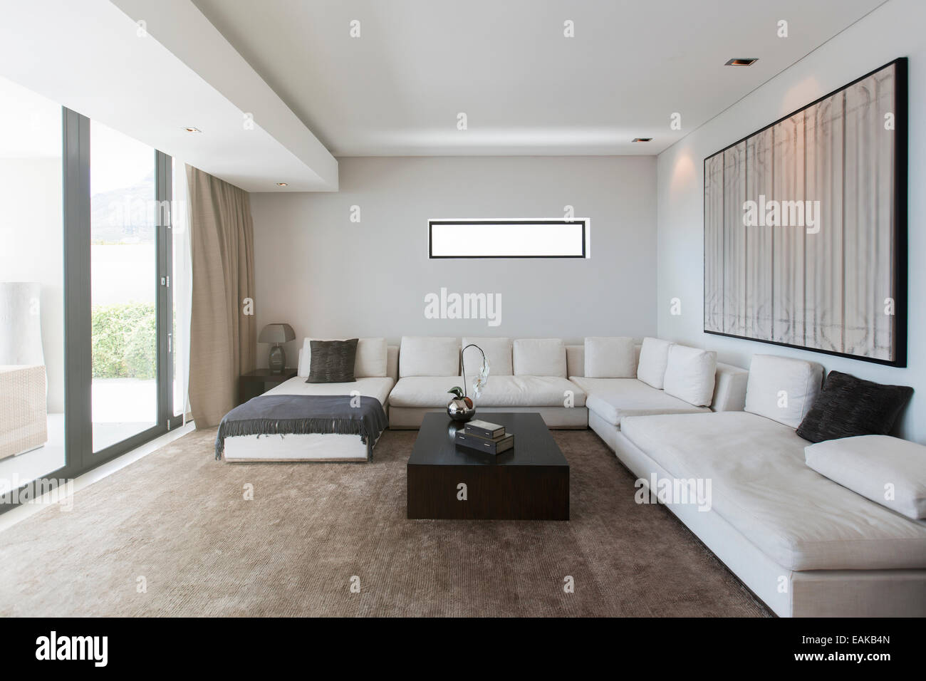 Avis de la vie moderne avec des canapés, une table basse et la peinture abstraite Banque D'Images