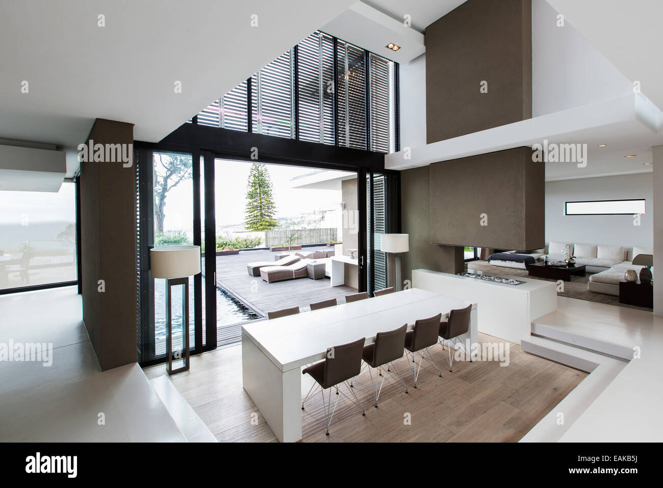 Portrait de la grande salle à manger avec patio Banque D'Images