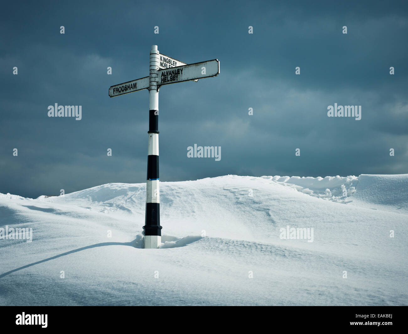 Photographie d'enterré road sign en haut de colline couverte de neige grande entre Frodsham, Kingsley et Helsby dans Cheshire Banque D'Images