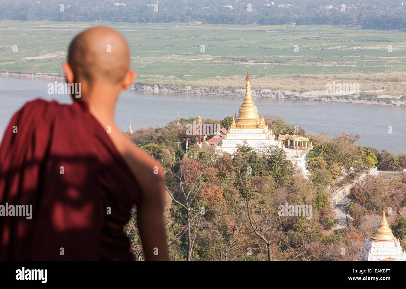 Le moine bouddhiste observant la vue depuis le haut de la colline de Sagaing, pagodes, temples et stupas, près de Mandalay, Birmanie Myanmar,Asie,. Banque D'Images